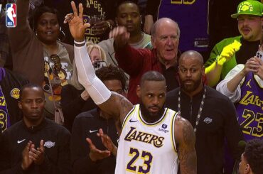 LeBron James gets a standing ovation as he reaches 40,000 career points 👏 🔥